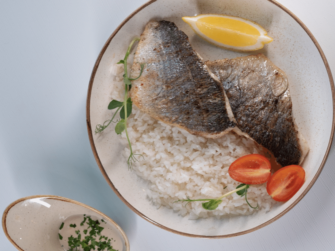 Дорадо с рисом и сливочным соусом